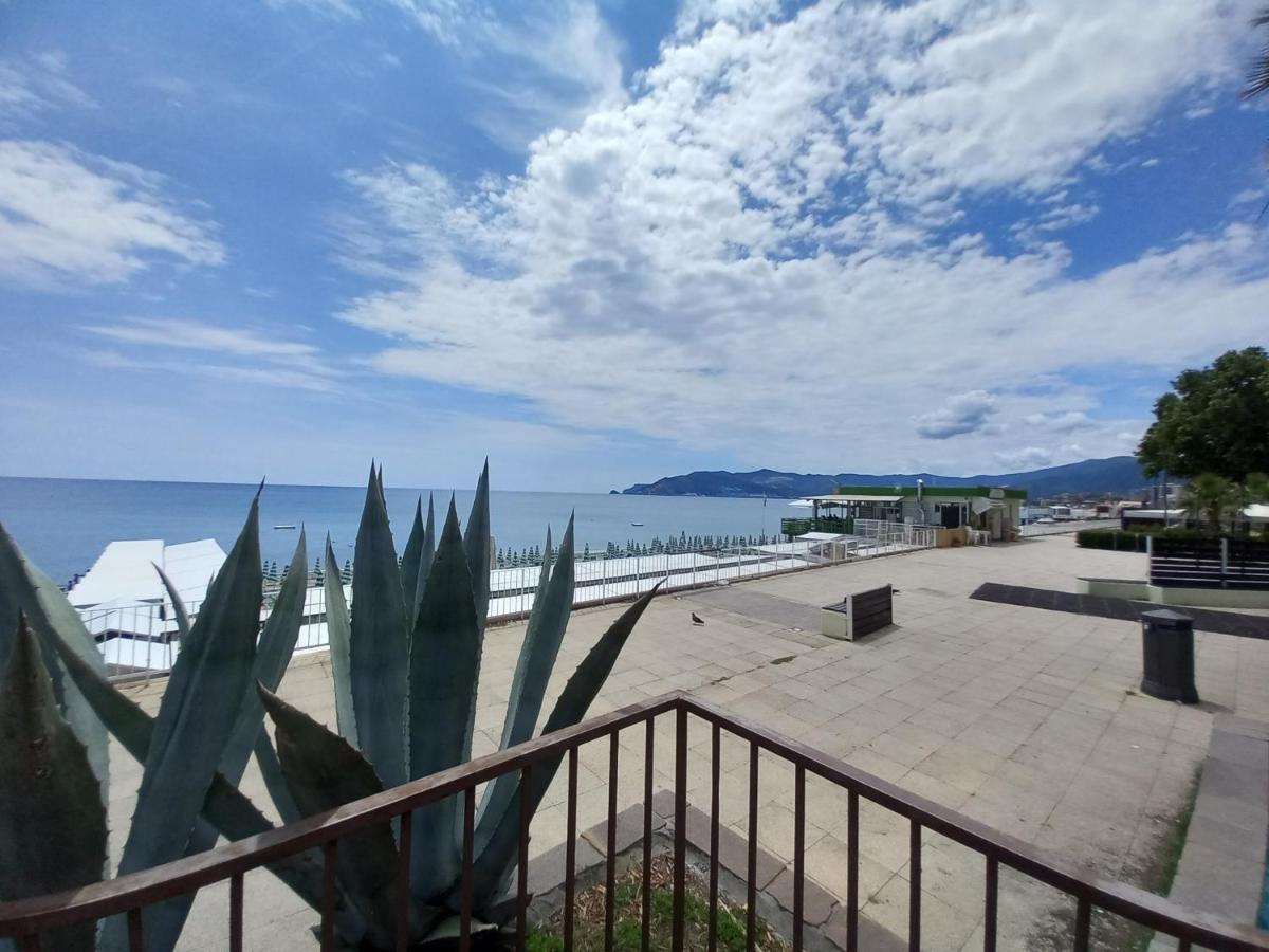 Апартаменты Sweet Sea View Савона Экстерьер фото