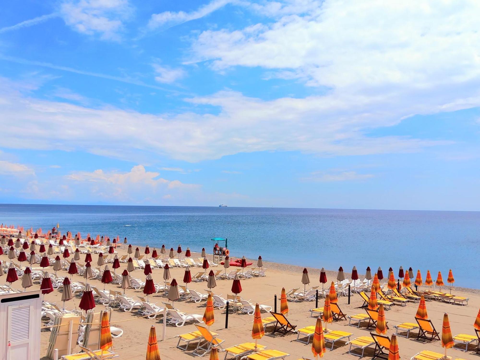 Апартаменты Sweet Sea View Савона Экстерьер фото
